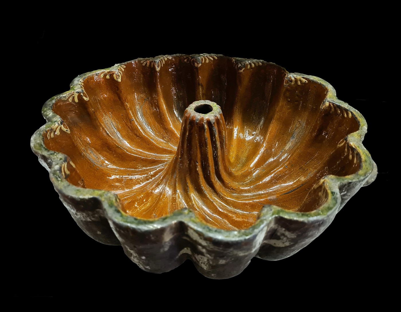 Moule à kougelhopf ancien en terre vernissée conservé au Musée alsacien de Strasbourg