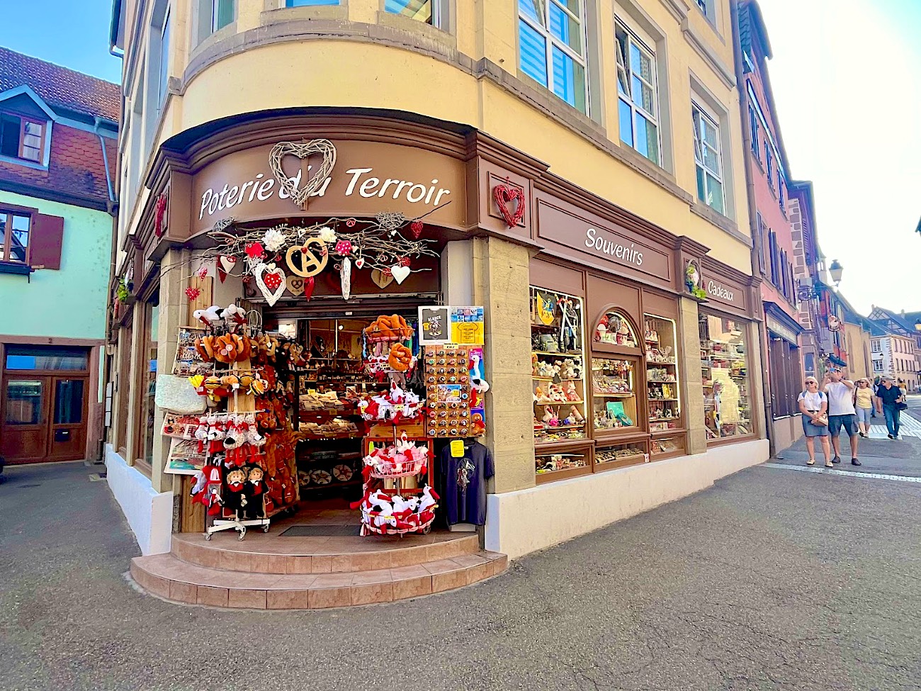 La façade de la Poterie du Terroir, à l'angle de la Grand'Rue de Ribeauvillé, décorée de cœurs et de bretzels