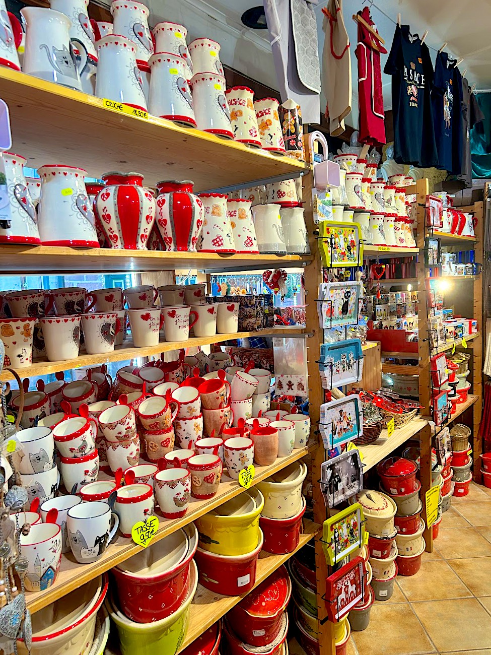 Tasses et cruches à cœurs rouges